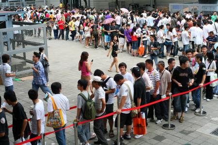 盛夏的酷暑,从内场馆外排起长队,漫漫地等待排到入馆来到盛大展台 盛夏的酷暑,从内场馆外排起长队,漫漫地等待排到入馆来到盛大展台