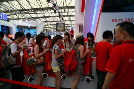 盛大领奖台是排队观众的终点,这里会出现其他展台的COS、阿姨、大婶、保安、当然更多的是来观展的年轻人 盛大领奖台是排队观众的终点,这里会出现其他展台的COS、阿姨、大婶、保安、当然更多的是来观展的年轻人