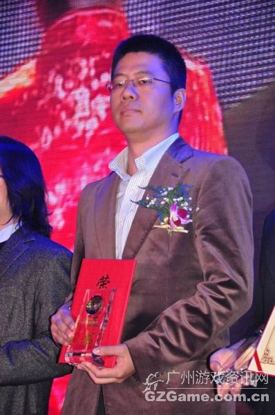 腾讯互动娱乐业务系统副总裁程武代表腾讯公司领奖 腾讯互动娱乐业务系统副总裁程武代表腾讯公司领奖