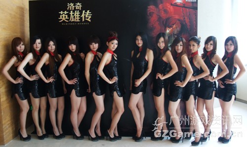 会场内靓丽养眼的showgirl是一道悦人风景线 会场内靓丽养眼的showgirl是一道悦人风景线